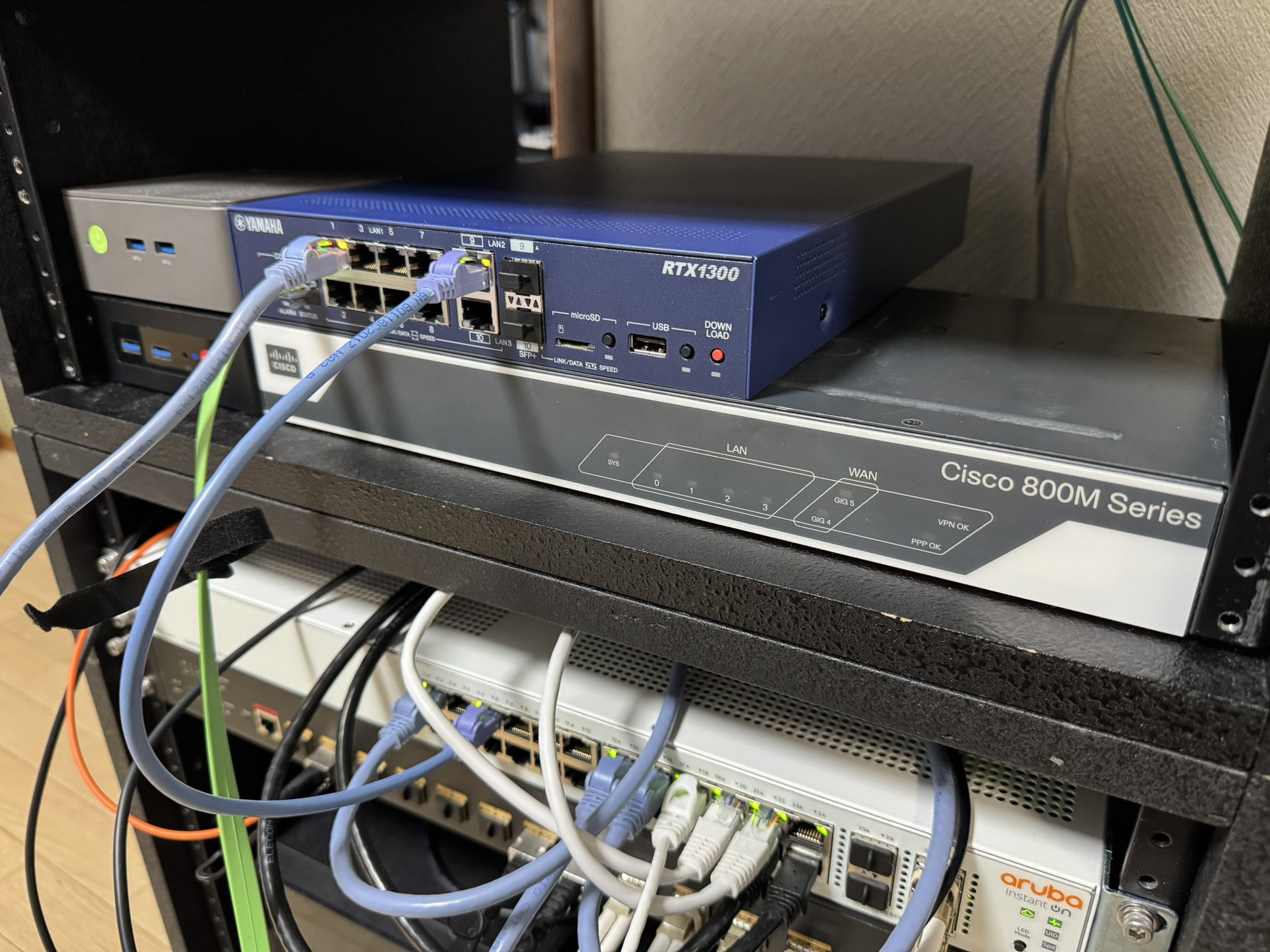 ルーターを841からRTX1300に変えた。 ちゃんとマウンタかって収めないと。 https://t.co/fBtAVYGkZp