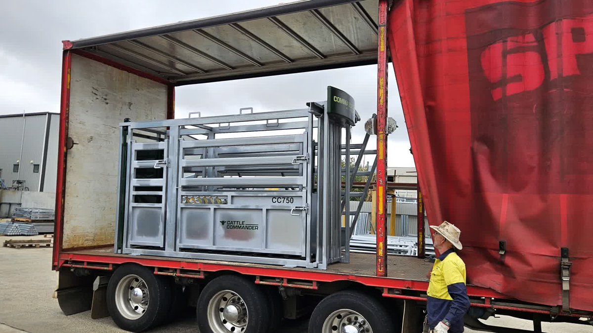 commanderagquip's tweet photo. CC750 bound for the South West!🙌

✔️Ratchet Head Bail
✔️Bayonet Side Squeeze
✔️️Full Walk Though Vet Access

Cheers Berridge Transport! https://t.co/ChE5cs58dZ