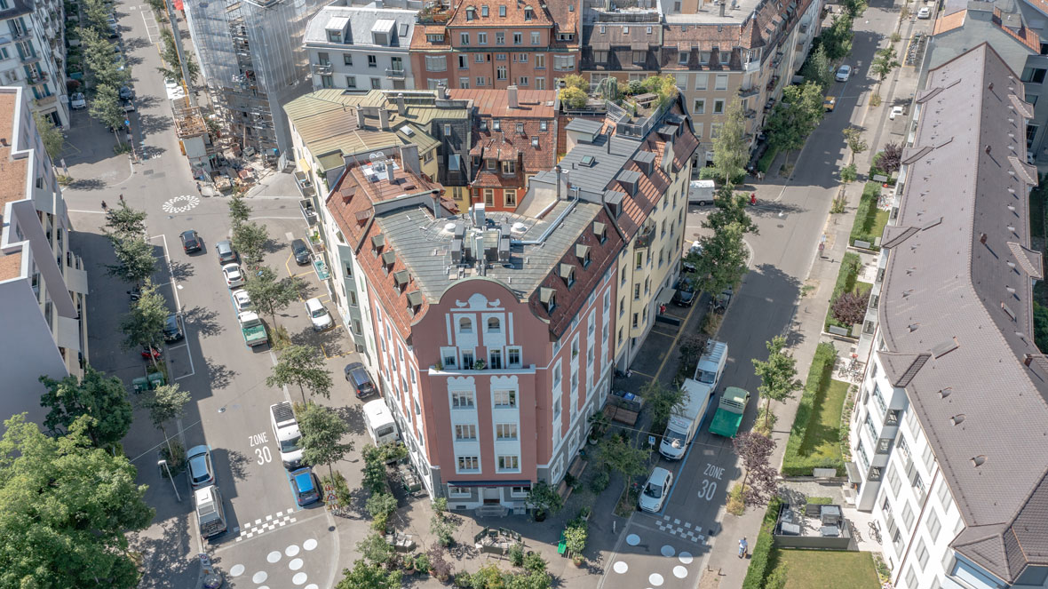 🏚️Aus Alt mach Neu🏡 Die Gasheizung des denkmalgeschützten Gebäudes inmitten der Stadt Zürich musste ersetzt werden. Die durch die Sanierung erreichte CO2- und Energieeinsparung ist beachtlich.
Mehr erfahren? 
👉is.gd/lWvmys
#stiebeleltronschweiz #wärmepumpen #kaskaden