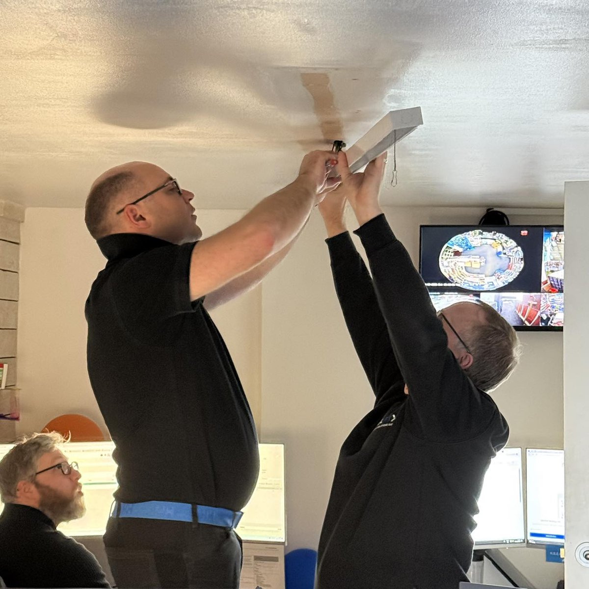 WelfixDirect's tweet photo. Why does it take three WELFIX staff members to change a light bulb?
One to do the work, one to double-check the spec, and one to remind everyone that the real problem is the dodgy wiring!
#OfficeHumour #Jokes #Lighting https://t.co/HO9glHWI88