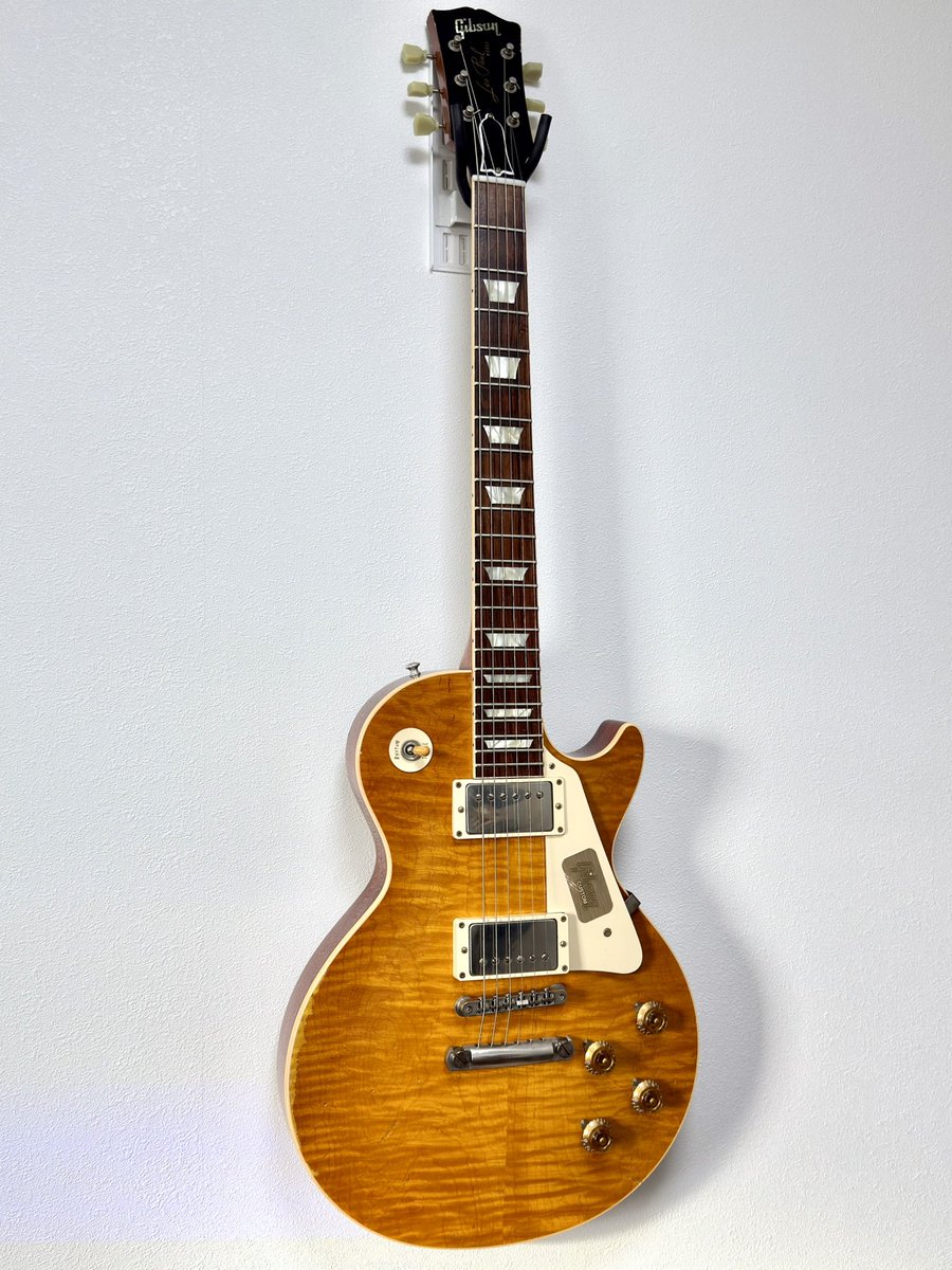 itsmylife_7777's tweet photo. 俺のBurstやっぱいけてる…
音の傾向はモダンではないけど、ホンモノの1959ってこんな感じだったのかな？って思わせてくれる…
Murphy自身がAged処理してくれてるのも今となっては嬉しいポイント

#gibson
#murphyaged https://t.co/vtX4jzVstS
