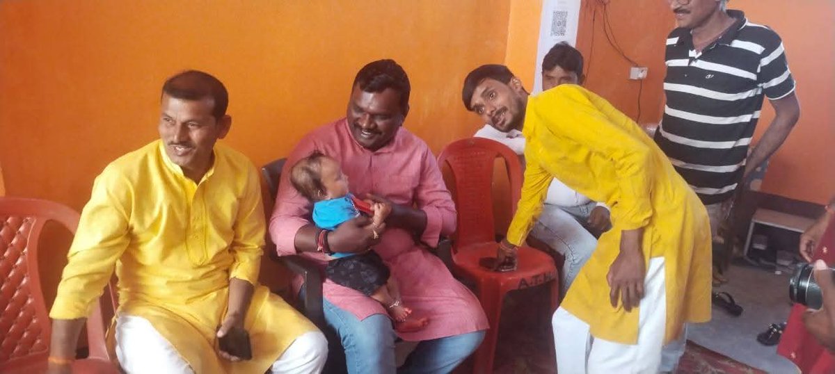 amarbauri's tweet photo. बोरियाडीह निवासी श्री सुबोध चक्रवर्ती जी के पोते के अन्नप्राशन समारोह में सम्मिलित हुआ। https://t.co/WkAfs3dFGi