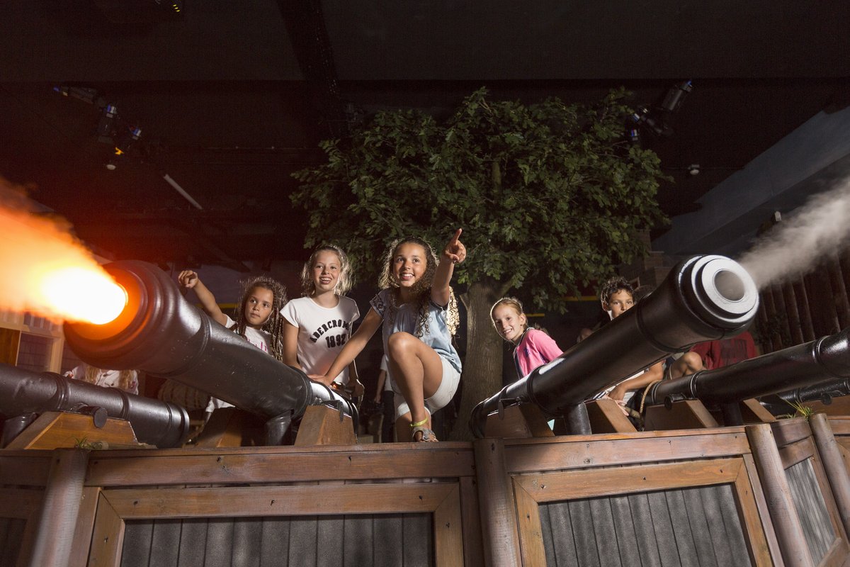 De attractie Nieuw Amsterdam opende in 2017. Deze interactieve familie-attractie vertelt het verhaal van de Nederlandse roots van New York. Heb jij al eens een kanon afgevuurd? #Madurodam #Attractiepark