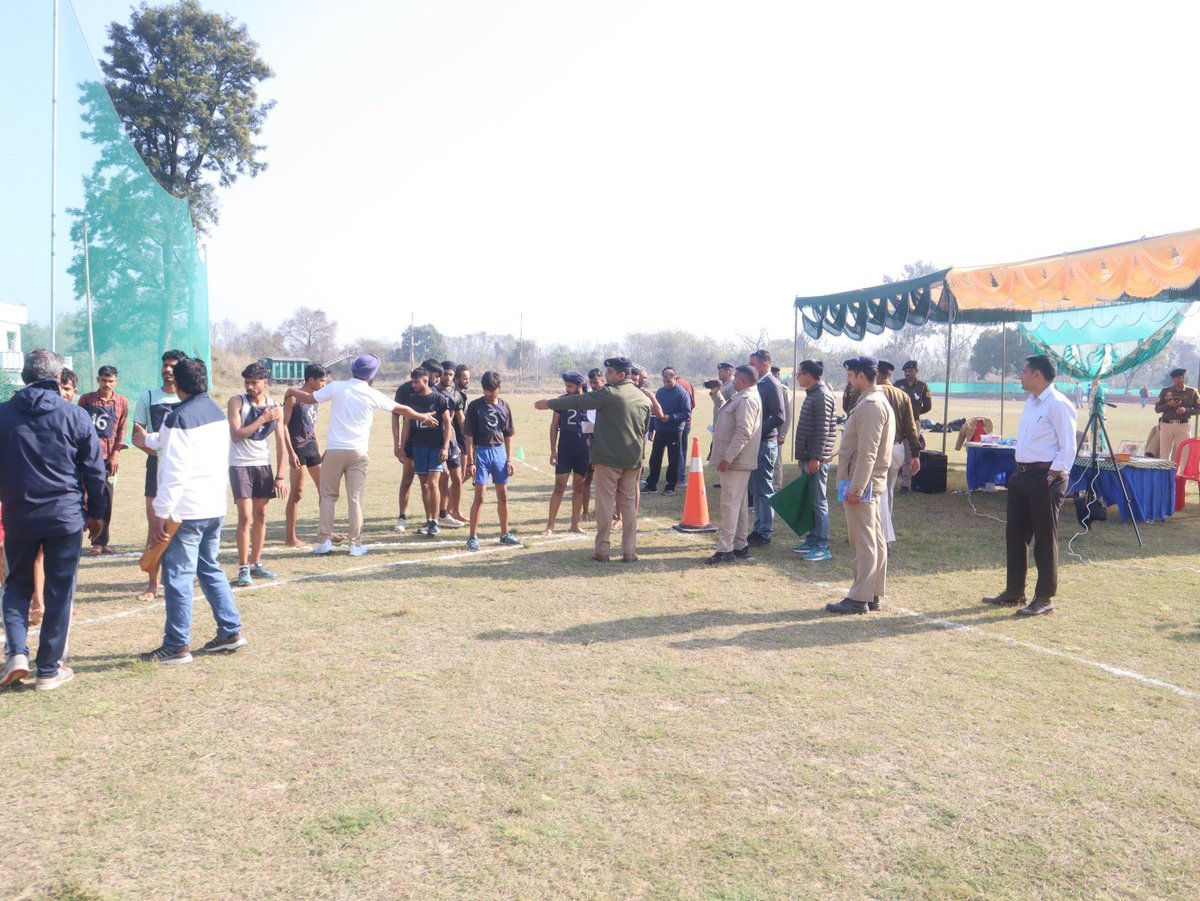 DDNewsHimachal's tweet photo. ऊना में शुरू हुई पुलिस कांस्टेबल भर्ती प्रक्रिया, 1556 में से 1200 के करीब आवेदकों ने दिया ग्राउंड टेस्ट, पारदर्शी पुलिस भर्ती प्रक्रिया के लिए वीडियो ग्राफी का भी प्रावधान।
#HPPolice #GroundTest #Una #DDNewsHimachal https://t.co/4ZMBr81R9U