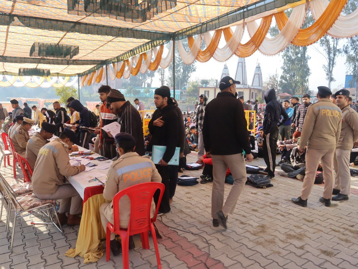DDNewsHimachal's tweet photo. ऊना में शुरू हुई पुलिस कांस्टेबल भर्ती प्रक्रिया, 1556 में से 1200 के करीब आवेदकों ने दिया ग्राउंड टेस्ट, पारदर्शी पुलिस भर्ती प्रक्रिया के लिए वीडियो ग्राफी का भी प्रावधान।
#HPPolice #GroundTest #Una #DDNewsHimachal https://t.co/4ZMBr81R9U
