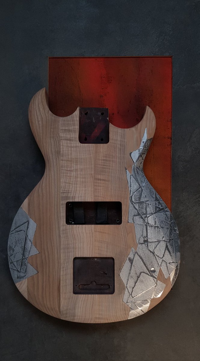 P1221Dynamic's tweet image. Nothing beats starting the day by working on a special guitar! This is one of my favorite projects—raw wood, metal accents, and that final touch that brings it to life. Still a work in progress, but I couldn’t wait to share it with you! What do you think?
#MixedMediaArt