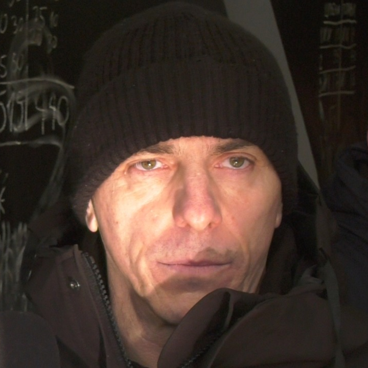 NemanjaSarovic's tweet photo. Да ли то Александра ВУЧИЋА и Јоцу АМСТЕРДАМА обезбеђује исти човек?

Да ли је Владица Тошић:

1. КРИМИНАЛАЦ са полицијском значком?

2 ПОЛИЦАЈАЦ који не поштује закон о полицији?

Државо, полицијо, институције, да чујемо? https://t.co/ZGm648dUqb