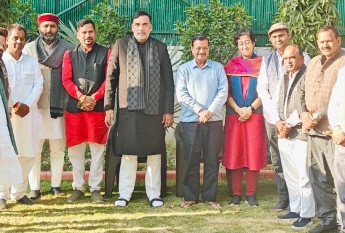 चुनाव में हारते ही
 हवाई चप्पल, XXL पेंट और शर्ट निकल आए 🤣🤣
अबे अब ये ड्रामे काम नहीं करते