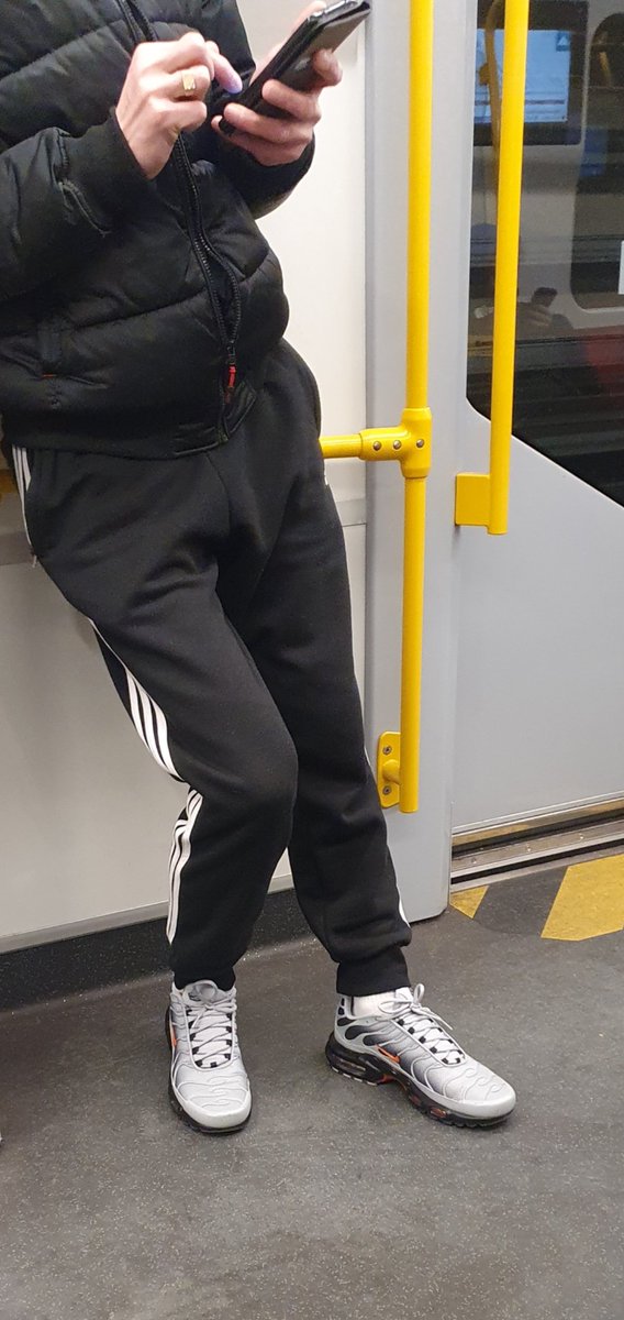 subguy_pl's tweet image. W metrze nawet zimą fajnie 🧦👟 #fetish #socks #rubber #sportswear #sneaker #sneak #nike #tn #scally