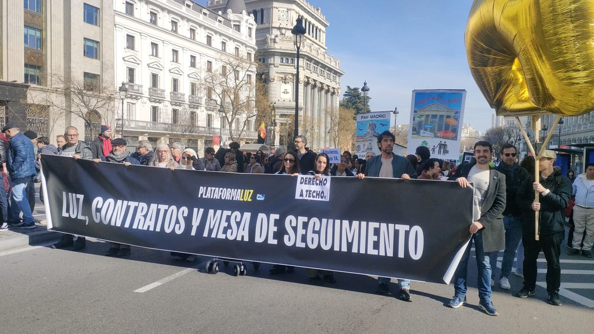 plataformaluzcr's tweet photo. ⚫️ Las vecinas y vecinos de Cañada Real nos sumamos a la manifestación por #ViviendaDigna que tomó este domingo las calles de Madrid.

Basta ya de abandono institucional, #CañadaEsBarrio y no nos van a expulsar‼️

#LuzParaCañada
#Contratos
#StopDesalojo
#9FTomamosLaCalle https://t.co/9lbhw7NoDf