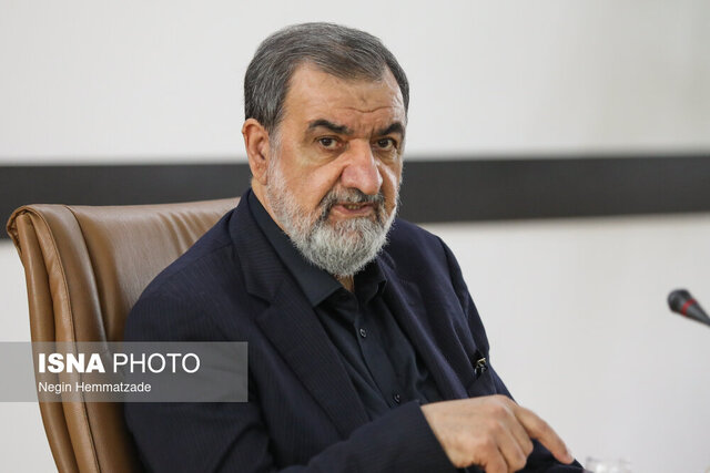 isna_farsi's tweet photo. محسن رضایی: ترامپ سر عقل بیاید و از سر راه ملت ایران کنار برود وگرنه سیلی محکمی می‌خورد
https://t.co/yBYETwavE9 https://t.co/j27uMj5hIH