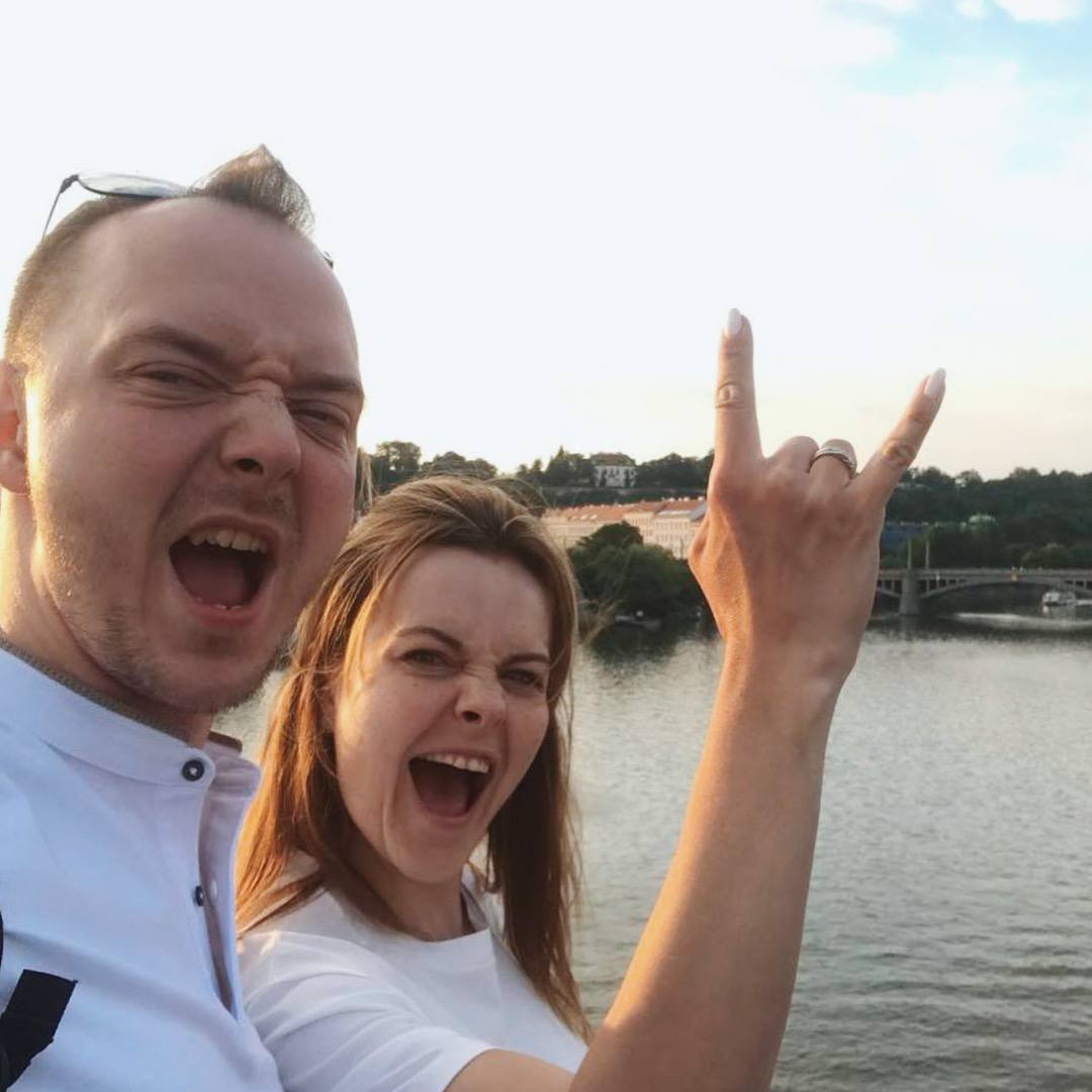 На днях близкие Вани навестили его в колонии. Ваня передает всем большой привет, благодарит за поддержку и книги (их очень много!), и просит присылать марки и конверты – они быстро заканчиваются. Такие новости! Фото: Ваня с сестрой Ириной, архив