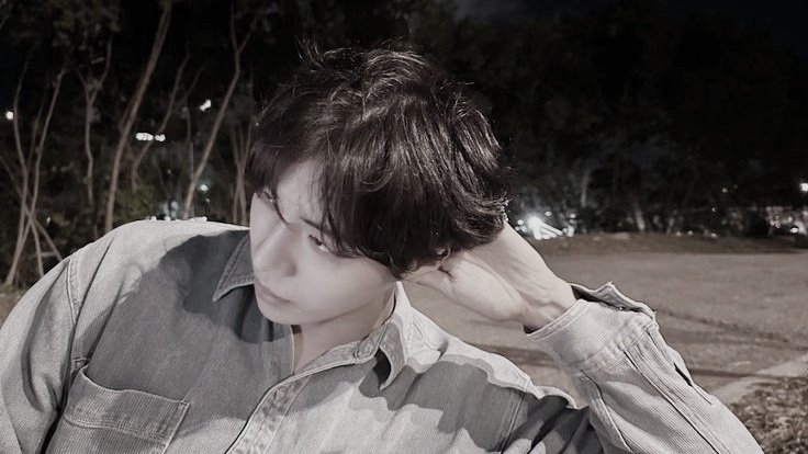 terkultuskan's tweet image. Dan dengan tanpa ragu, Cinta, aku jatuhkan hatiku untukmu. Sebab aku tahu, seluruh rasaku tertuju untukmu. Pun kepalaku tidak berpikir untuk berhenti gurat imaji tentangmu.