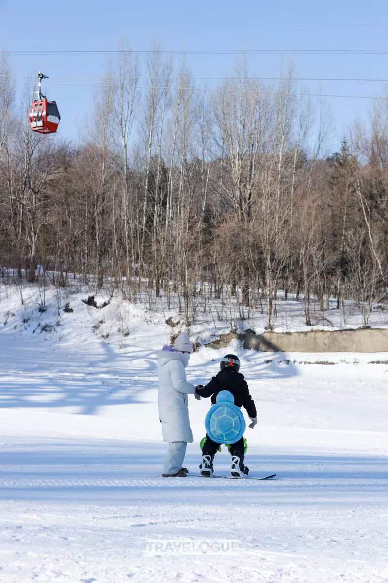 LinShen07069712's tweet photo. An hour's trip by train from the city of #Harbin, Yabuli Ski Resort in northeast China's Heilongjiang Province is a popular destination for winter sports enthusiasts. With slopes covering three mountains, it hosts many of the events during the ongoing 2025 #AsianWinterGames. https://t.co/GSkI7oUpMy