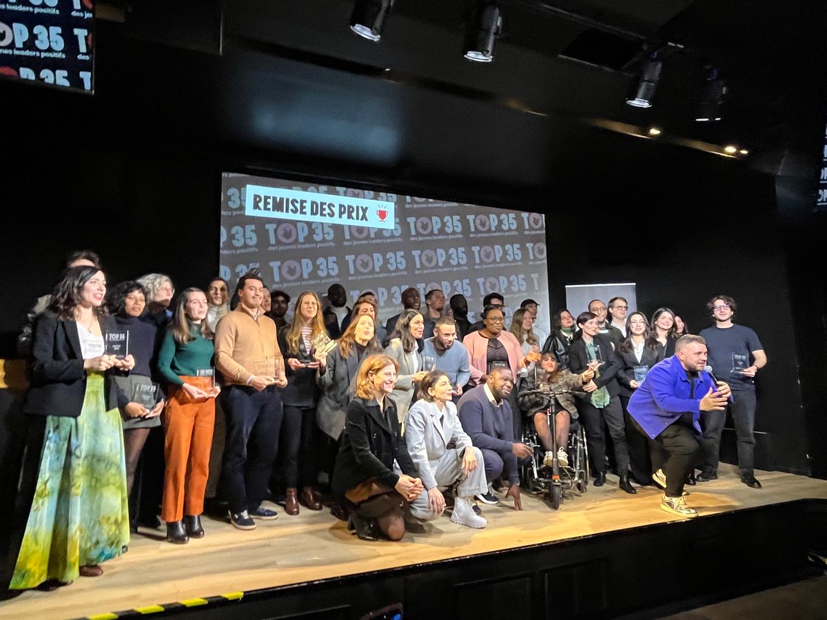 Echos_Parisien's tweet photo. 🏆Retour en images sur la cérémonie du #Top35 2025.

👏 Créé par @Positiv, en partenariat avec @LesEchos, le #Top35 a récompensé hier les nouveaux 35 jeunes leaders de moins de 35 ans.

🔍 Pour retrouver le portrait des primés : https://t.co/LlMi2Hgow1 https://t.co/eYGElO4nyl