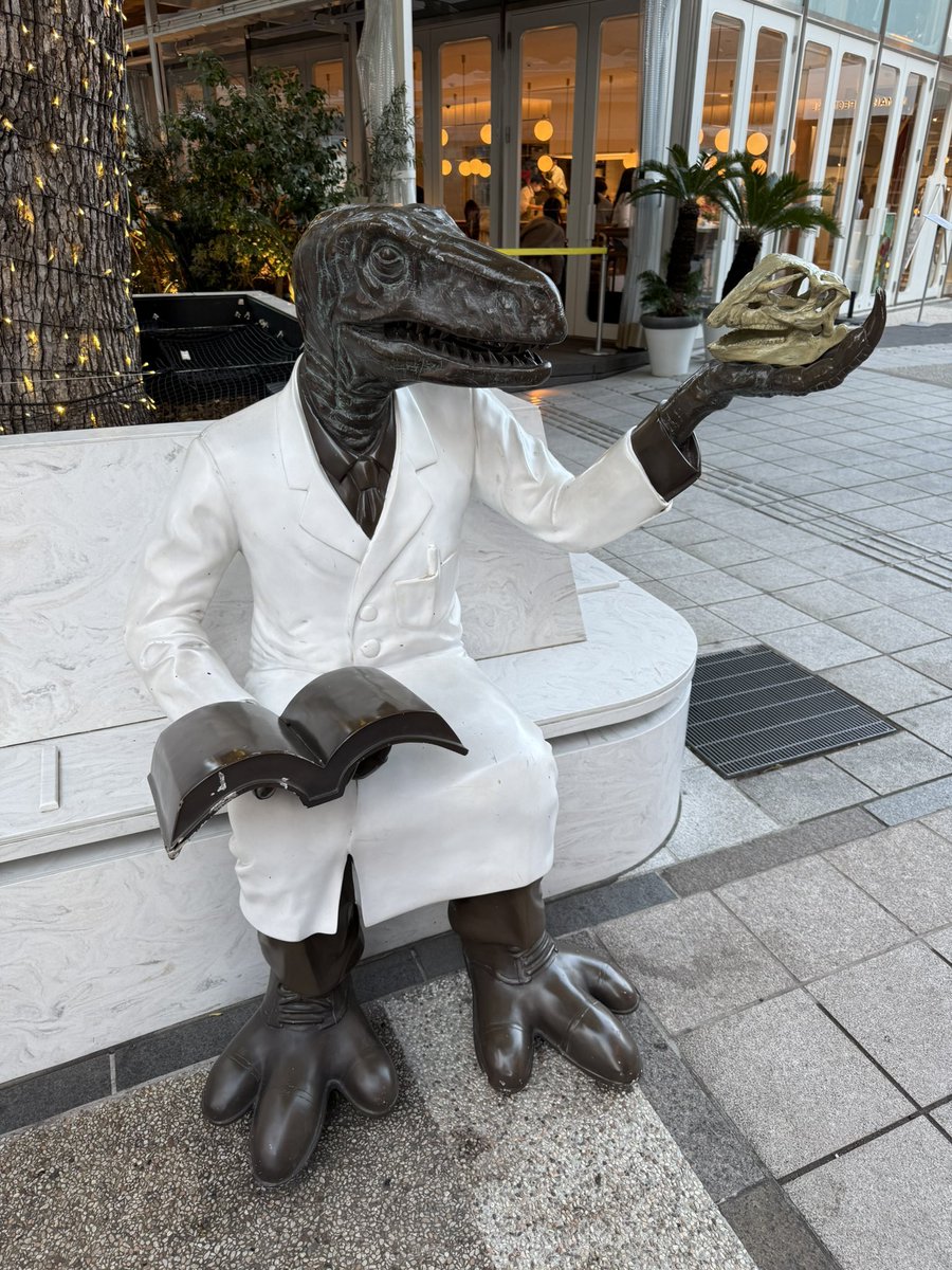 Darkesteast's tweet photo. D…D…Doctor Dinasour?
#AtomicRobo
#Omotesando
#Tokyo
#Japan
#表参道
#東京
#日本 https://t.co/y35A7ewm1P