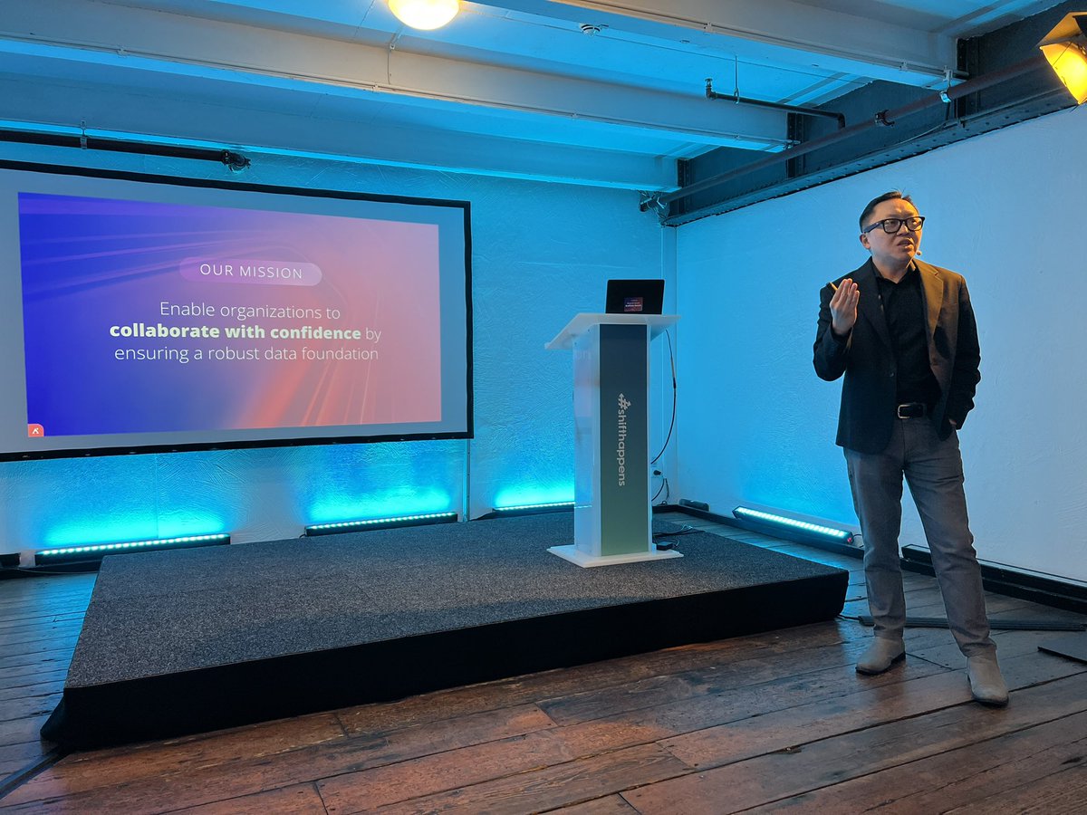 donasarkar's tweet image. Not sure if I’m supposed to be live-tweeting  😹 but it’s such an honor to be at @AvePoint ‘s #ShiftHappens customer event

I get to spy on, err learn from AvePoint’s customers to see what’s REALLY keeping them up at night in 
AI adoption 💝

I’ll close the day w/a look at what’s