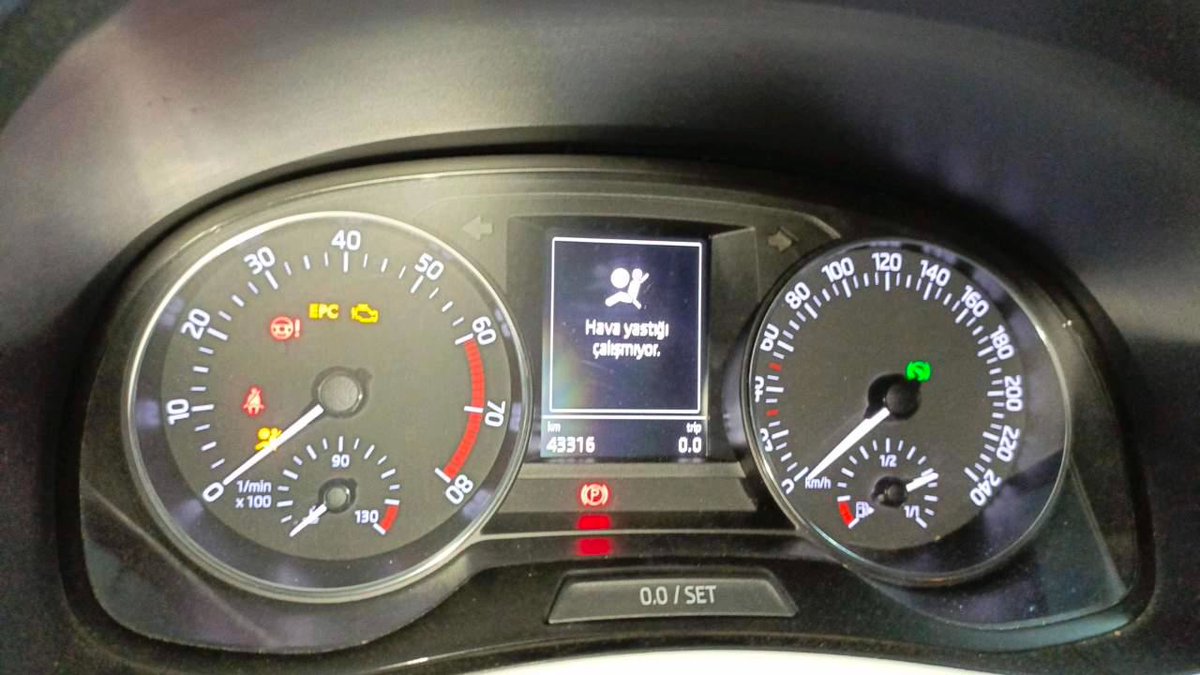 esenniloz's tweet photo. 3 ay önce hava yastığı sebebi ile geri çağrılan ve yetkili  servisinde sürücü hava yastığı değişimi yapılan, Skoda Fabia aracımla geçirdiğim trafik kazasında emniyet kemerim fişek atmış ve aracım ağır hasar almış  olmasına rağmen hava yastıkları açılmadı. @SkodaTurkiye #skoda https://t.co/5FUiY1JhyD