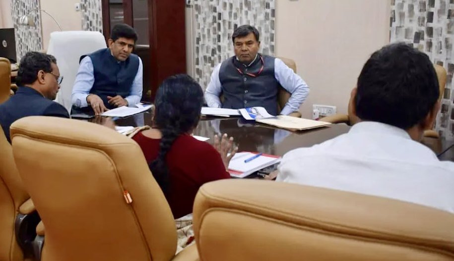 DotWmo's tweet photo. Senior DoT officers highlighted to Dr. Chandra Sekhar Pemmasani, Hon’ble MoSC, how assigned spectrum can be utilized efficiently to serve the greater public good 

 #WMO #DoT @PemmasaniOnX @DoT_India https://t.co/uQwMLkjP41