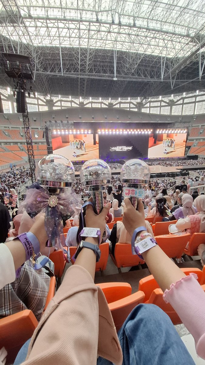 Febbysarah712's tweet photo. My first concert ... 
And my birthday gift 🥹🥹🥹💙🫰 
Svt RH in Jakarta 08/02/2025 https://t.co/oZswgiDAcr