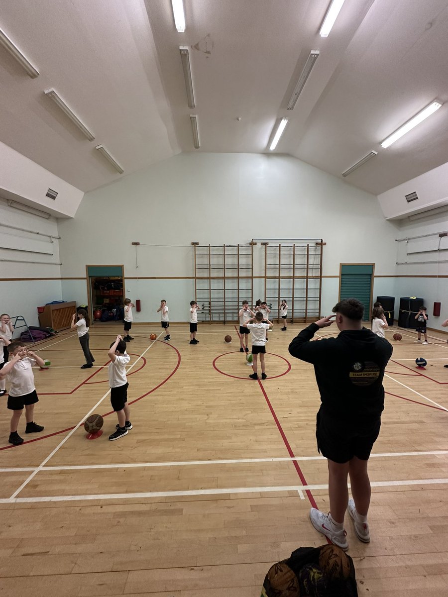 ASArdrossan's tweet image. #TrySomethingNew 💛🖤

Grateful for our @TeamInspire leader Blake giving our students the opportunity to #TrySomethingNew 🏀

23 P3/4’s engaging in a new Basketball club over at @DykesmainsPS! 

#NAActive 
@NAActiveSchools