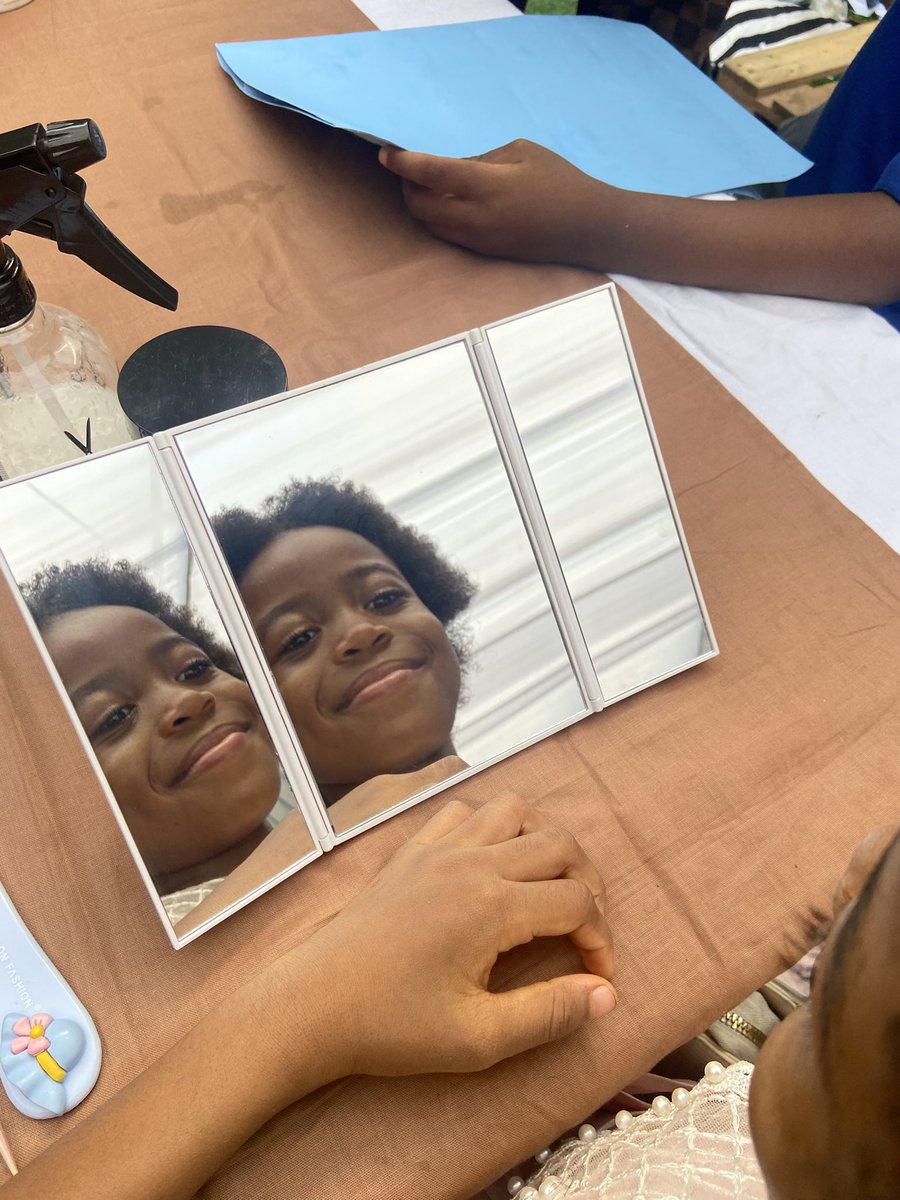 Bonne fête de la jeunesse ! 🎉  Nous avons mis en place un atelier capillaire ludique et éducatif où les enfants ont appris à prendre soin de leurs cheveux. Merci à toutes ses princesses pour cette belle énergie ! ✨ #FeteDeLaJeunesse #KemCare #EducationCapillaire