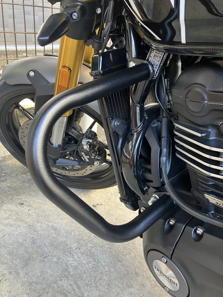 clue_li's tweet photo. ラッシュカスタム製エンジンガード、問題なく取り付けられました。長いボルトもスルッと抜けて、特に悩む工程も無し。#rushkustom #speed400 #engineguard #triumphspeed400 https://t.co/lUfyfICuQI