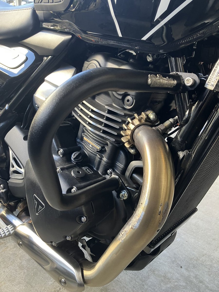 clue_li's tweet photo. ラッシュカスタム製エンジンガード、問題なく取り付けられました。長いボルトもスルッと抜けて、特に悩む工程も無し。#rushkustom #speed400 #engineguard #triumphspeed400 https://t.co/lUfyfICuQI