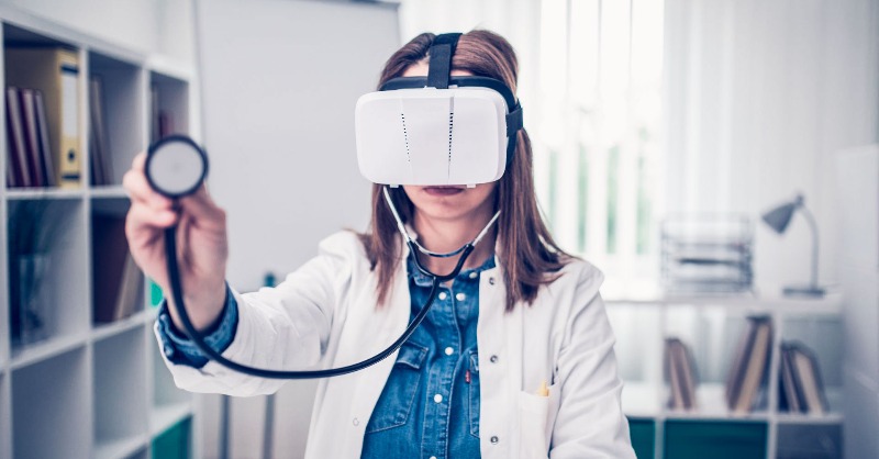 AsisaSalud's tweet image. La #realidadvirtual está marcando un cambio trascendental en cómo se enseña, se practica y se maneja la atención sanitaria. 

⏩Descubre sus posibles aplicaciones en el #BlogASISA. 
 bit.ly/3EurXwK

 #ASISAFuturo