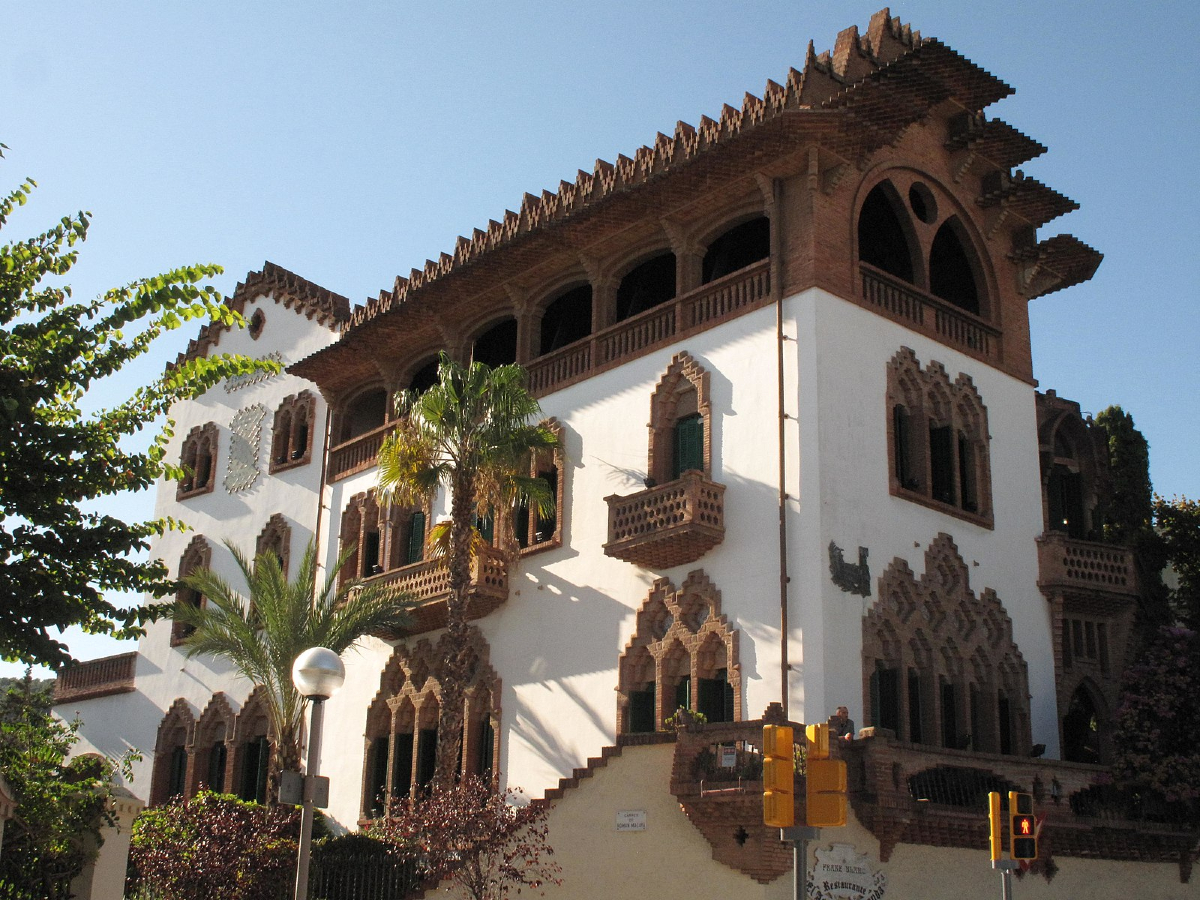 La Casa Roviralta (1903-1913) se la coneix com la Casa del Frare Blanc.

Avui allotja un reconegut restaurant però l’origen d’aquest edifici es remunta al 1903, quan Teodor Roviralta va comprar una masia on vivia una comunitat de frares dominics.

📍Av. del Tibidabo, 31, Bcn.