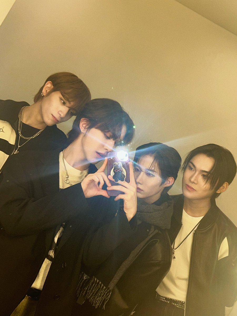 [📸]

250208 팬사인회

XLOV with flash ✨✨

#XLOV #엑스러브
#Imma_Be #XLOV_Imma_Be