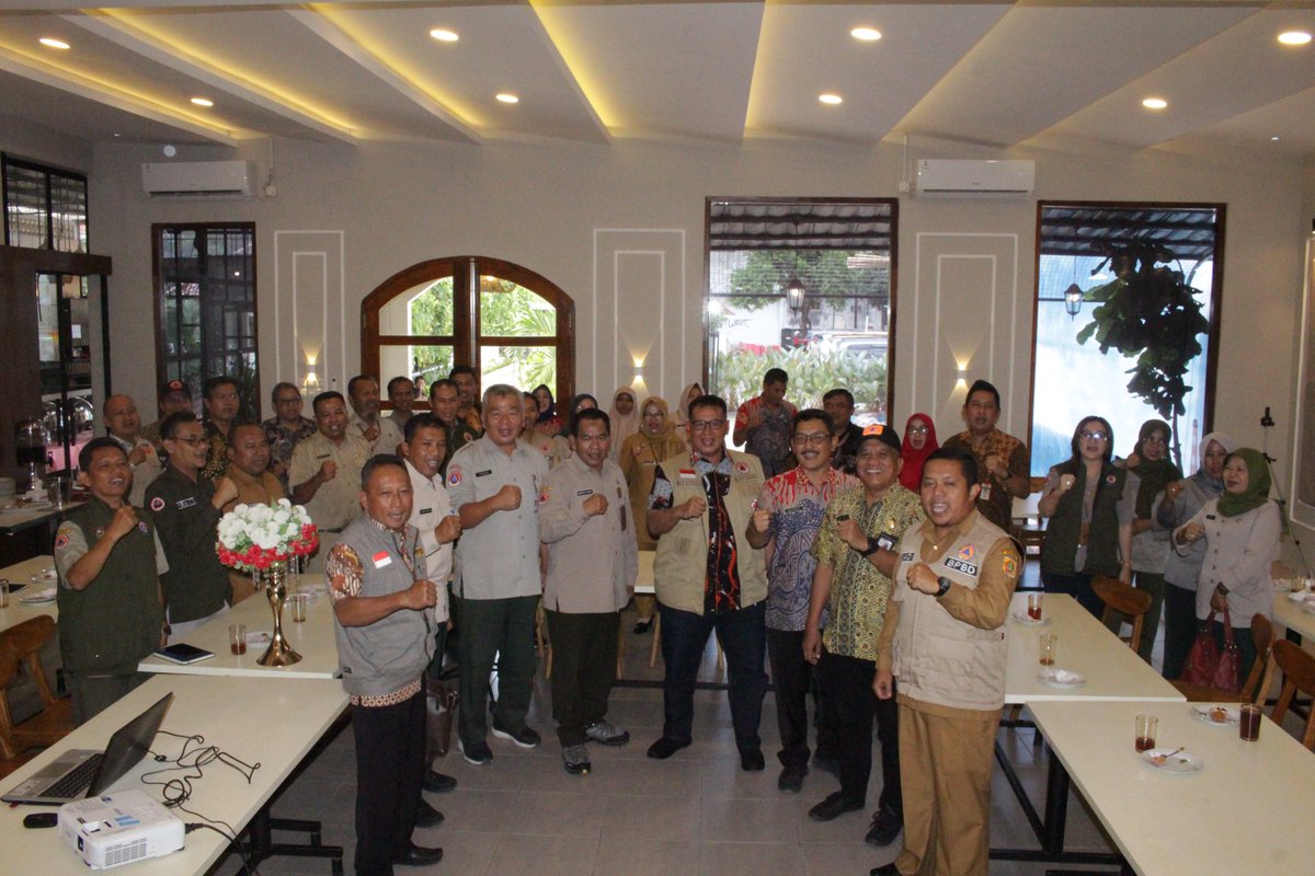 BpbdSurakarta's tweet photo. #hallosobattangguh
Selasa, 11 Februari 2025,
BPBD Kota Surakarta Melakukan Rapat Koordinasi BPBD Se-Solo Raya yang diselenggarakan di Kota Surakarta.
@BNPB_Indonesia 
@bpbdjateng 
@PEMKOT_SOLO https://t.co/RRFjyP7Io5