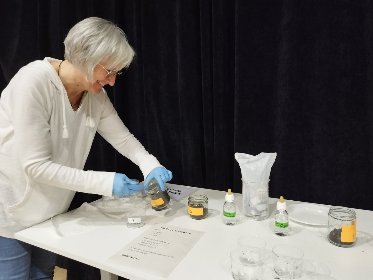 Learn to Check (@learntocheck) on Twitter photo 👩🔬En #díamujeryniñaenciencia, queremos agradecer el trabajo de nuestra científica, la doctora en Química Núria Ruiz (<a href="/quimicaURV/">Facultat Química URV</a>) quien prepara los experimentos para nuestro escape room sobre #desinformación y cambio climático 💪
🧪learntocheck.org/workshop/clima…
#mujeryciencia #11F 👩🔬En #díamujeryniñaenciencia, queremos agradecer el trabajo de nuestra científica, la doctora en Química Núria Ruiz (<a href="/quimicaURV/">Facultat Química URV</a>) quien prepara los experimentos para nuestro escape room sobre #desinformación y cambio climático 💪
🧪learntocheck.org/workshop/clima…
#mujeryciencia #11F