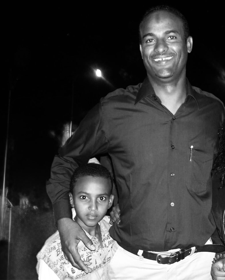 (وَلَا تَحْسَبَنَّ الَّذِينَ قُتِلُواْ فِي سَبِيلِ اللَّهِ أَمْوتًا بَلْ أَحْيَآءُ عِندَ رَبِّهِمْ يُرَزَقُونَ) عمي جعفر عطا المنان في ذمة اللّٰه استشهد اثر طلق ناري في الرأس من مليشيا الجنجويد مدافعاً عن عرضه وابنائه و ماله الله م اعطى ولله م اخذ أنا لله وإنا إليه راجعون