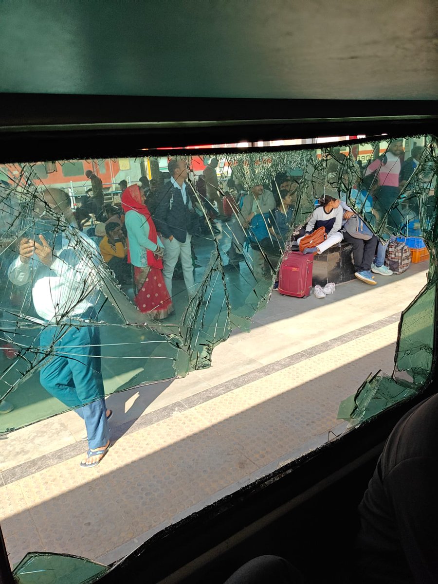 saurabh_196's tweet photo. Where is our RPF? We cant even travel safely in train also! Is this the way to treat normal passengers, we want our money back and strict action about this @RailMinIndia @PMOIndia @AshwiniVaishnaw @myogiadityanath I am attaching PNR and Train details too. Dharm k nam pe gundagiri https://t.co/gX4U4VlXZ9