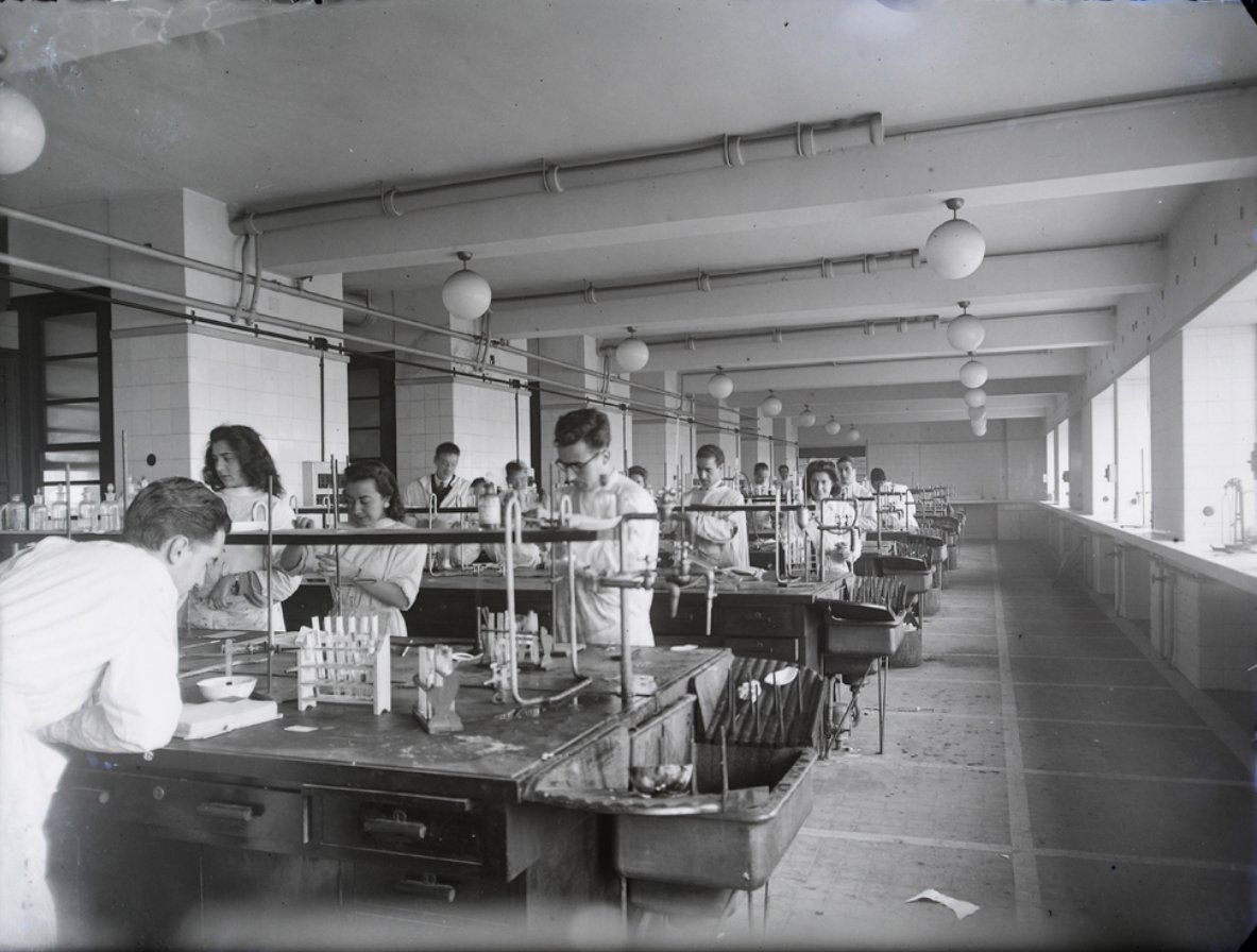 Hoy celebramos el Día Internacional de la Mujer y la Niña en la Ciencia con estas imágenes de investigadoras e investigadores en los laboratorios de la -entonces- Facultad de Ciencias🔬🧪.