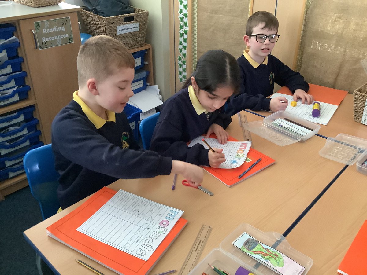 Y3HazelClass's tweet photo. 🧲 Testing to identify objects that are magnetic or non-magnetic in #PinehurstScience 🧲
🌲@PinehurstP #ExperienceExcelEnjoy🌲 https://t.co/vQOXVgBi3o
