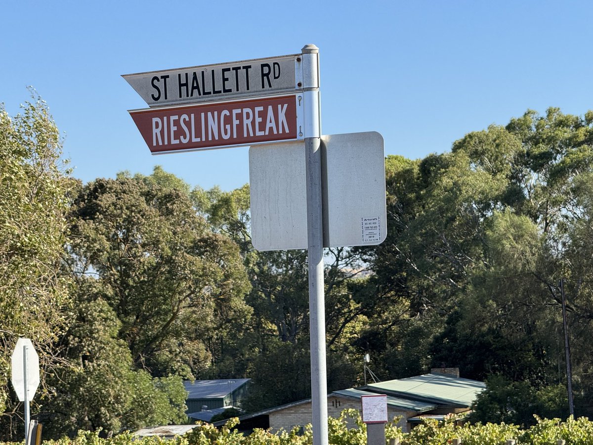 BaileyAdventur1's tweet photo. Heavy German influence here in Barossa Valley, here the Krondorf winery (or vineyard). https://t.co/I4ZPtA13xp