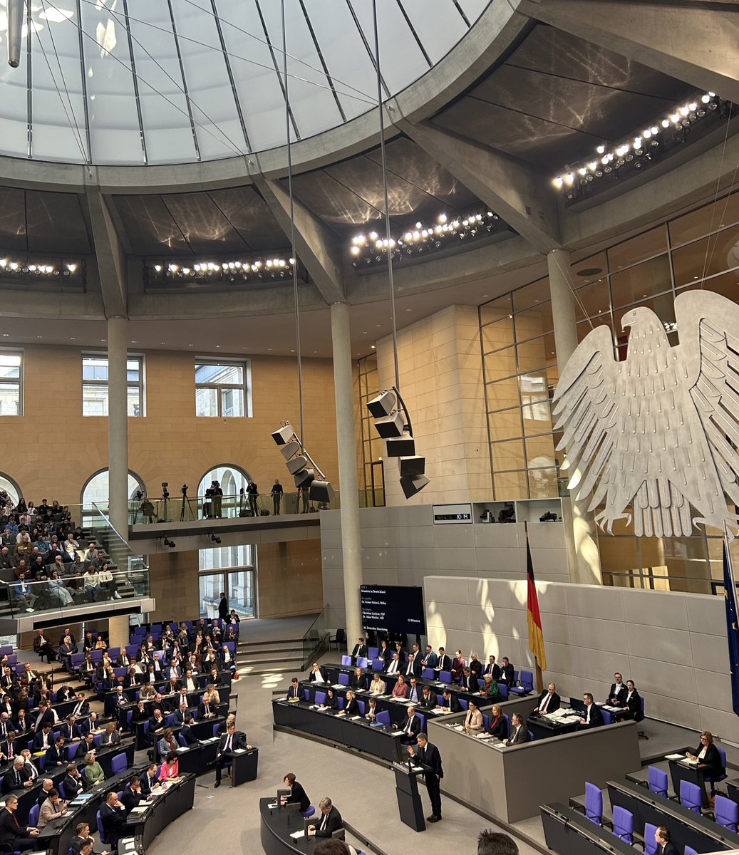 Endlich spricht mal jemand über Bildung im Wahlkampf!

Habeck: „Es werden absehbar 100k Lehrer fehlen. Die Zahl der Analphabeten, die die Schule verlassen, steigt wieder. Wir brauchen ein Investitionsprogramm hier.“