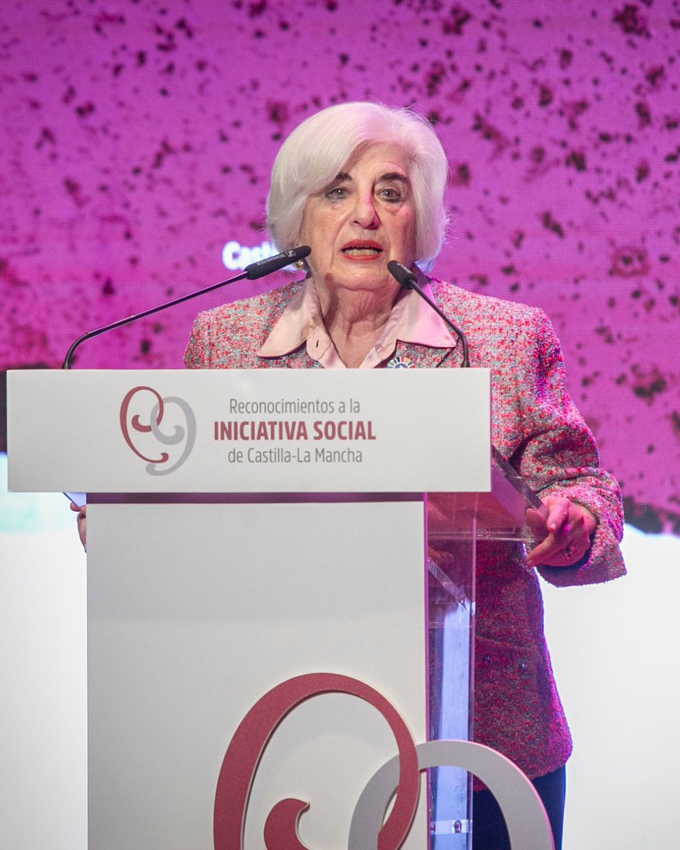🥳 Paca Sauquillo, presidenta de honor del <a href="/MovimientoxlPaz/">Movimiento por la Paz - MPDL</a>, recibió la semana pasada el Reconocimiento de Iniciativa Social de Castilla-La Mancha, un merecido homenaje a décadas de compromiso en la lucha por la igualdad, la paz y los Derechos Humanos.
