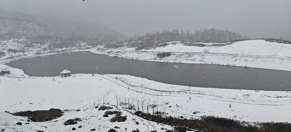 Koushik_kgs's tweet image. When the code freezes, so do the lakes. ❄️ A perfect whiteboard for new ideas to emerge. #DevBreak #SnowModeActivated