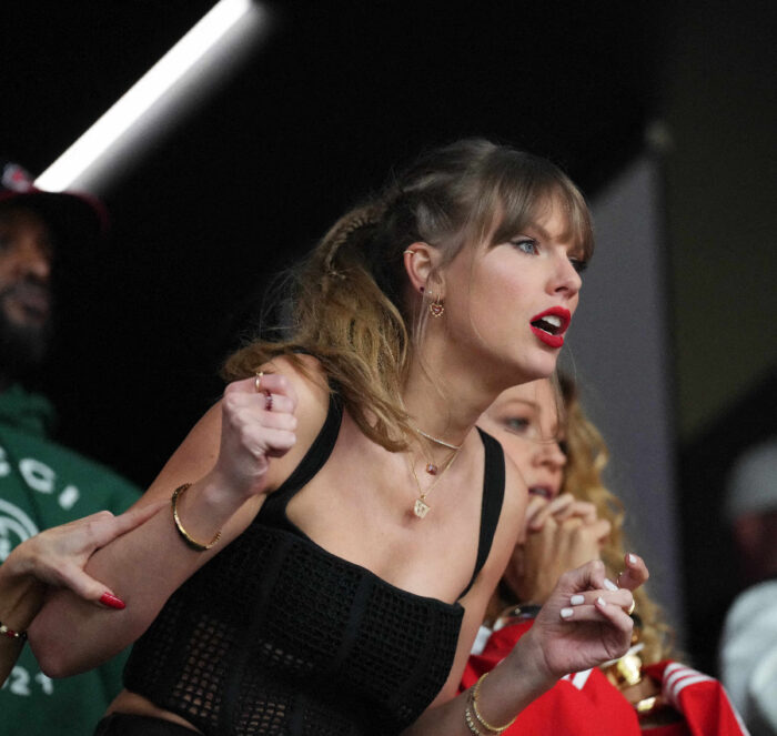 Hijas, qué escándalo! 🔥 Anoche en la #SuperBowl, Taylor Swift fue abucheada por los fans de los Eagles cuando apareció en la pantalla gigante. 😱 ¿Será que la envidia verde se apoderó del estadio? 🍏💅 #TaylorSwift #DramaBowl