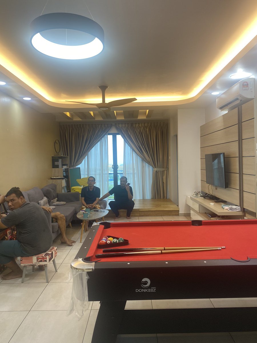 EzzatSyahmi's tweet photo. @Cool_Wannabe82 Hahahaha sama kes, checkin pukul 3 pi amik kunci nak masuk rumah skali dah ada gang2 indo rasmi dulu 😆🤣 https://t.co/jY9uxLbPA5