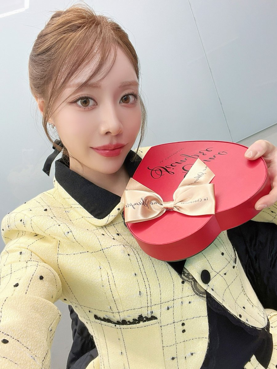weare_bbgirls's tweet photo. 📷 //

🤎HAPPY VALENTINE DAY🤎
쁘이를 위해 준비한 선물 도착🍫

#브브걸 #BBGIRLS https://t.co/8j7iYbRHzI