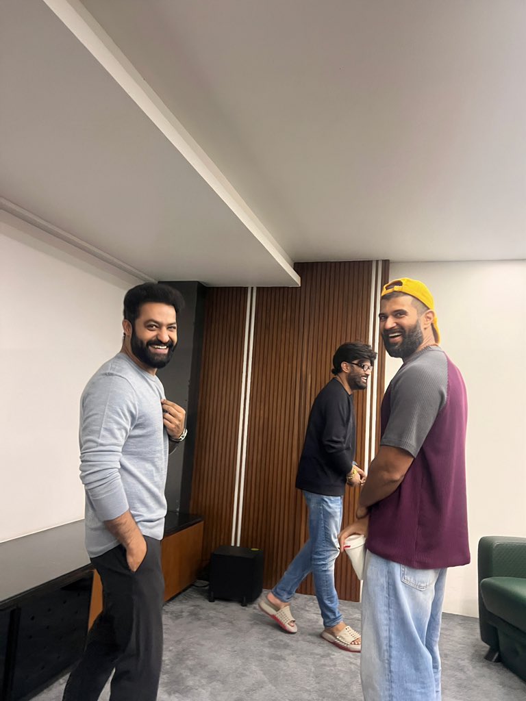 TheDeverakonda's tweet image. Spent most of yesterday with him. 
Chatting about life, times, cinema. Laughing about the same.. 

Sat through the dub of the teaser, him as excited as me seeing it come to life. 

Thank you @tarak9999 anna for a most wholesome day and for bringing your madness to our world…