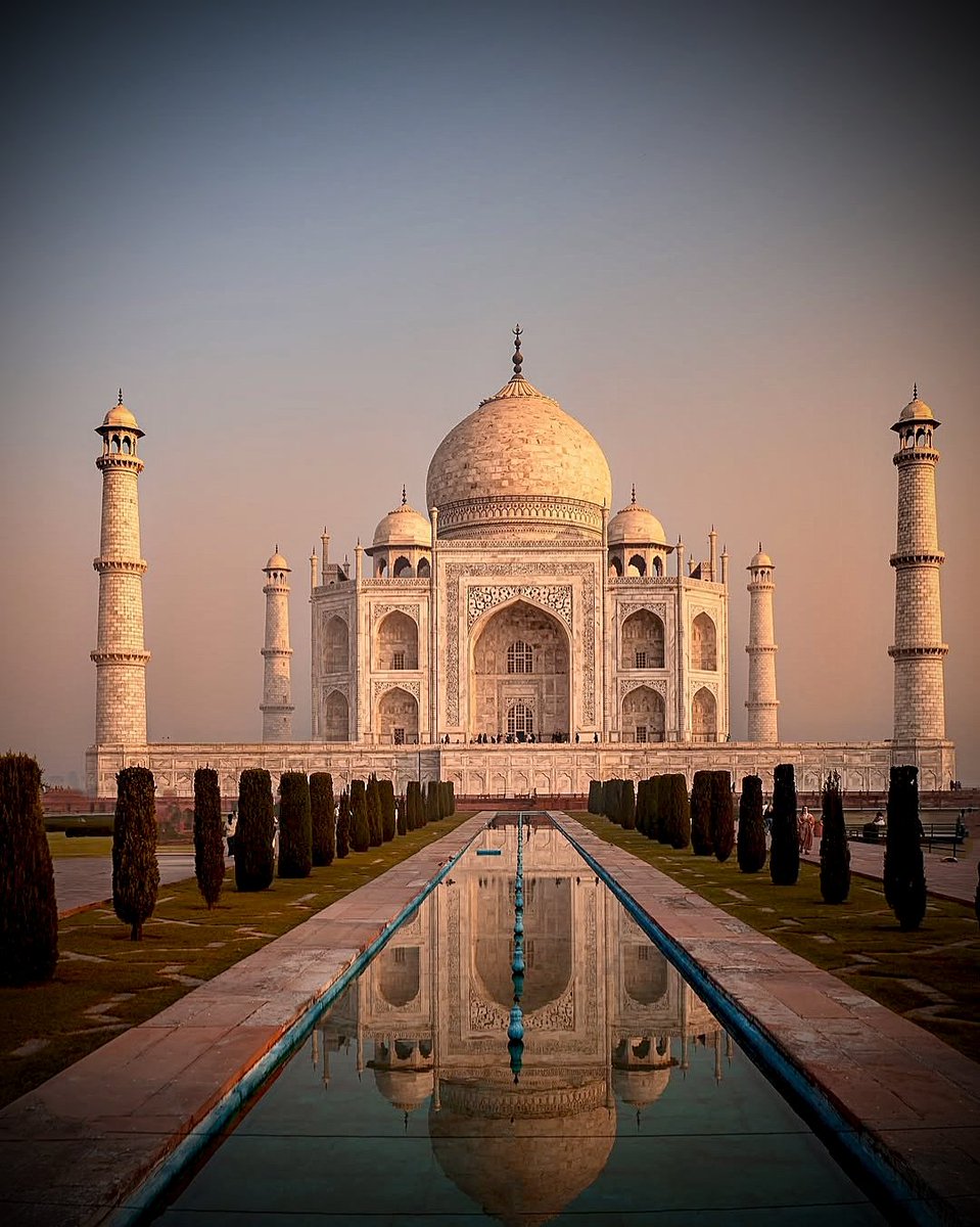 LightWhisperers's tweet photo. Lost in the beauty of this wonder✨💫
#TajMahal 
#symboloflove 
#Travel https://t.co/xLttAExlE6
