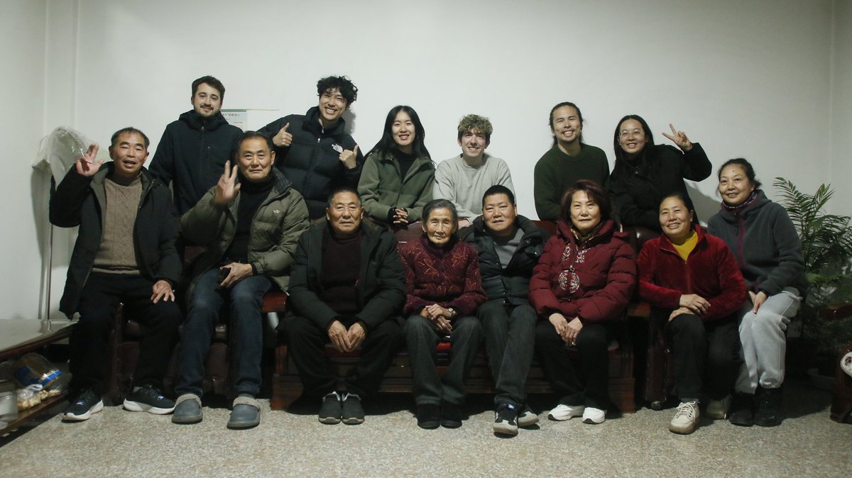 🐉🎬🇨🇳🧵 (1/7) Ya han pasado unos días desde que acabamos la primera parte del rodaje de “Lóngquán: El Manantial del Dragón”, un proyecto en el que Junyi y yo llevamos trabajando incluso desde antes de ser conscientes de que iba a convertirse en nuestra ópera prima.