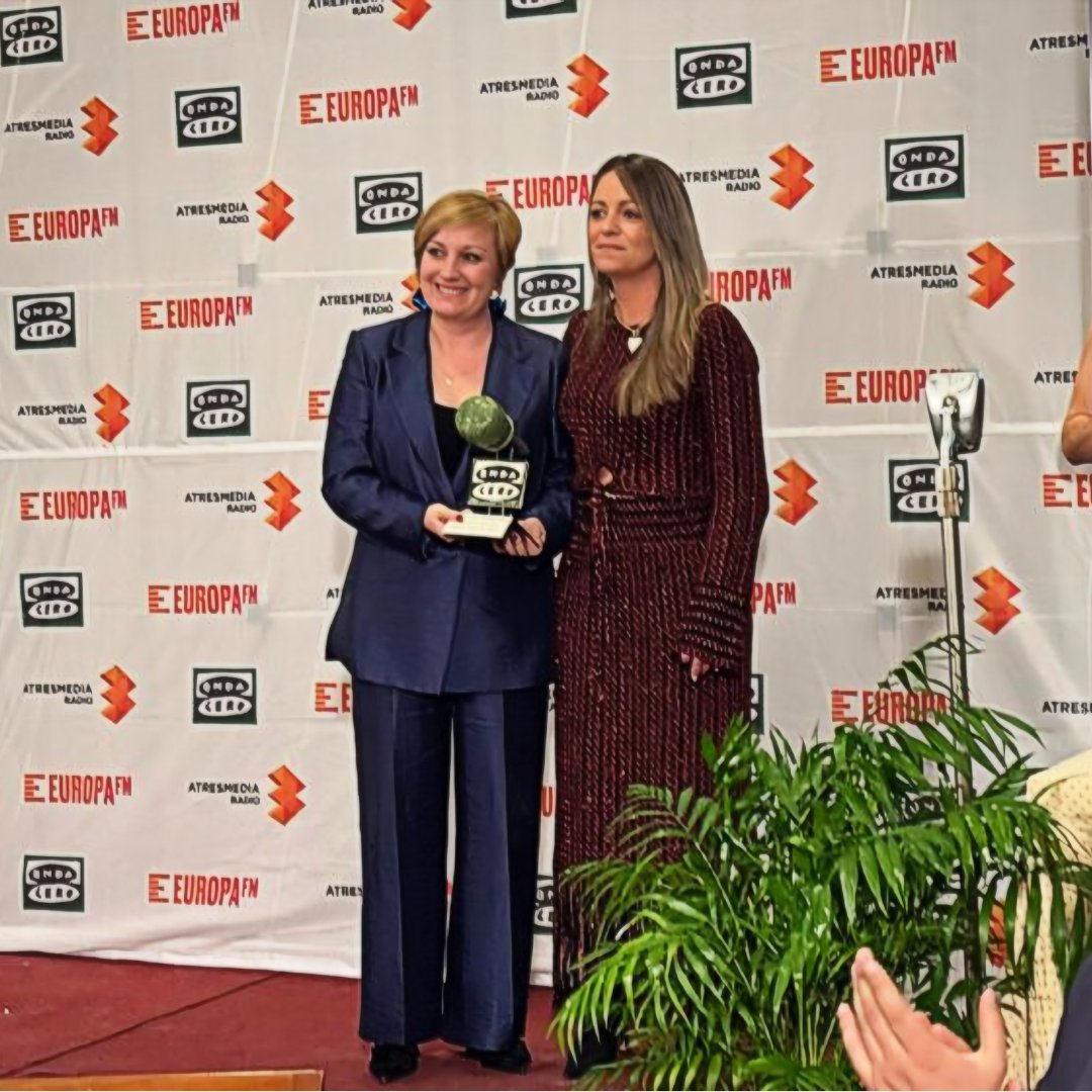 🌋🏆 Reconocimiento al Geoparque Volcanes de Calatrava Ciudad Real por Onda Cero. La vicepresidenta de la Diputación, Sonia González, recogió el premio otorgado por @OndaCero 
valderec.es/la-diputacion-…