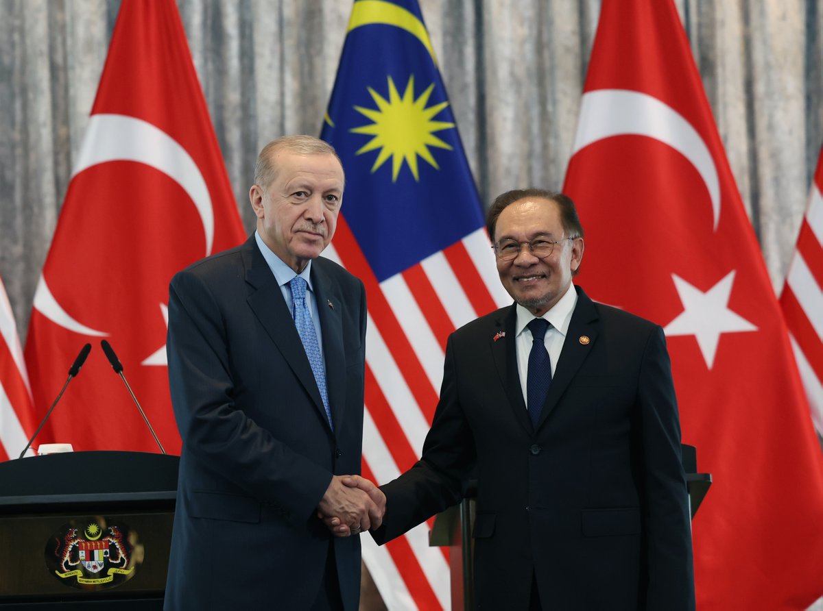 RTErdogan's tweet photo. Bugün Malezya’da aziz kardeşim Başbakan Enver İbrahim ile münasebetlerimizi perçinleyecek adımları değerlendirdik. 🇹🇷🇲🇾

Kapsamlı stratejik ortaklığımızın ruhuna uygun olarak münasebetlerimizi yüksek düzeyli stratejik iş birliği konseyi tesis ederek ilerletmeye devam edeceğiz.   

Ülkelerimiz arasında farklı alanlarda 11 anlaşmayı imzaladık.

Ayrıca irademizi ortaya koyan ortak açıklama da kabul edildi.

Türkiye ve Malezya olarak ticaret ve yatırım alanındaki hareketliliği ve çeşitliliği kazan-kazan anlayışıyla artırma konusunda fikir birliği içindeyiz. 

Evvelce 5 milyar dolar olarak belirlediğimiz ikili ticaret hacmi hedefini aşmış bulunuyoruz. 

ASEAN bölgesindeki en büyük ticaret ortağımız olan Malezya’yla artık 10 milyar dolarlık sürdürülebilir ve dengeli bir ticaret hacmini hedefliyoruz.

Savunma sanayisi alanında yakaladığımız ivmeyi teknoloji transferi ve ortak üretimi öngören projelerle sürdüreceğiz.

Enver kardeşime teslim ettiğim yerli ve elektrikli otomobilimiz Togg’un Türkiye ve Malezya ortaklığının nişanelerinden biri olmasını ümit ediyorum.

2019 yılında ilan ettiğimiz Yeniden Asya Girişimi’nde ASEAN, merkezî konuma sahip.

Malezya’nın 2025 yılı ASEAN dönem başkanlığını tebrik ediyor, bu görevi en iyi şekilde yürüteceğine inanıyorum.

Bilhassa Gazze ve Filistin konusunda Malezya’nın duruşunu takdirle takip ediyoruz.

1967 sınırları esas alınarak başkenti Doğu Kudüs olan, bağımsız, egemen ve coğrafi bütünlüğü haiz bir Filistin devletinin vücut bulması şarttır.

Türkiye ve Malezya, bu noktada çabalarını ve Filistin’e desteğini hız kesmeden sürdürecektir.