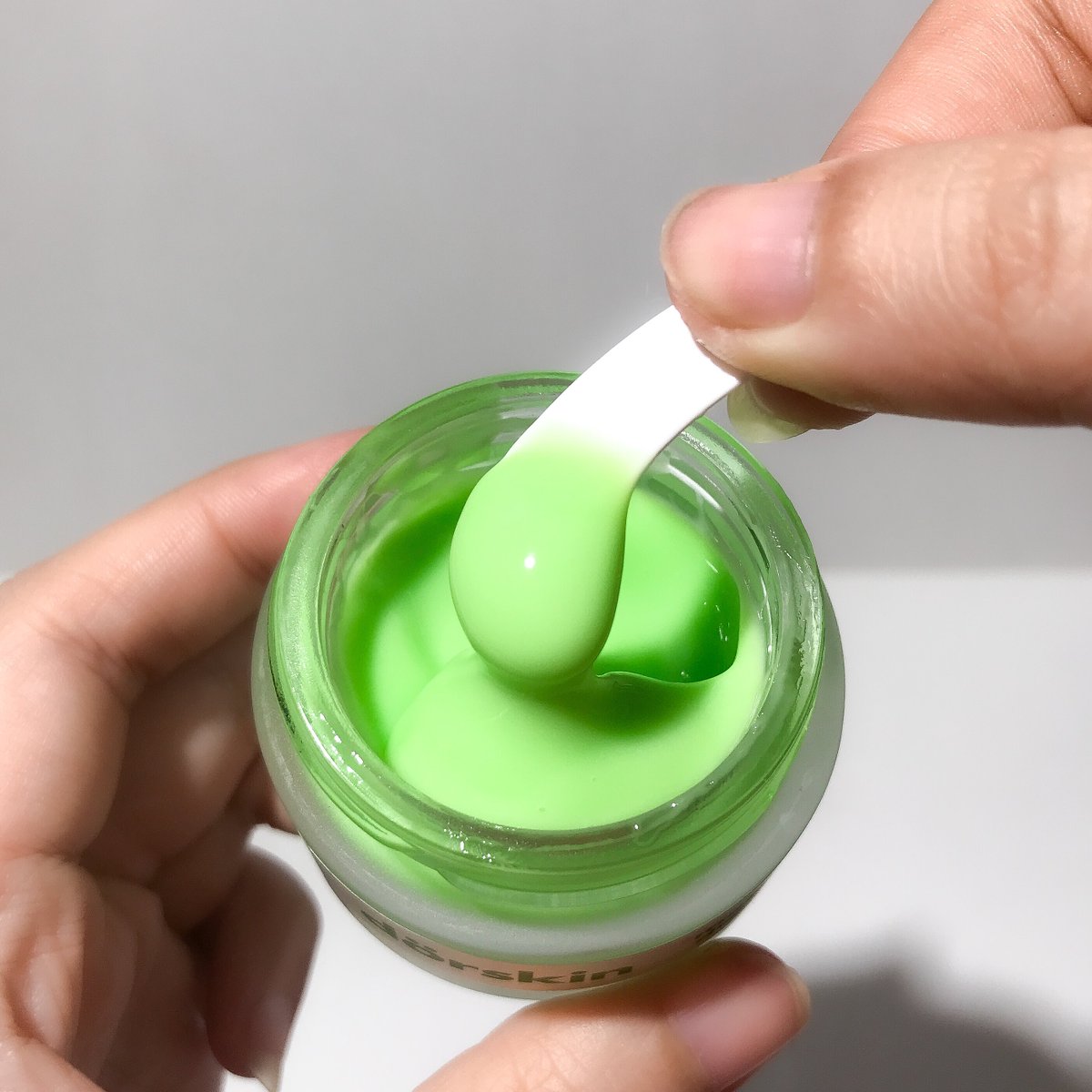 luluuys's tweet image. kalo jerawat udah mulai kasih kode mau numpang lahir, langsung tempelin ini aja‼️

this is my go-to moisturizer sekarang! bisa jadi moist, sleeping mask, sekaligus spot treatment. 😚✨